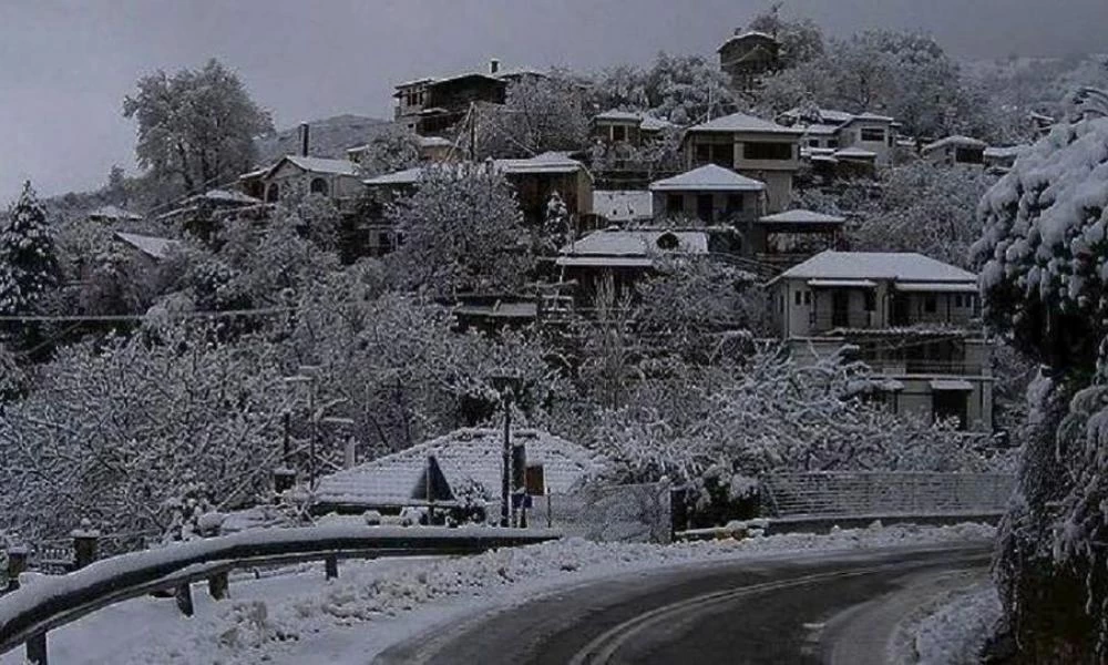 Κοζάνη: Συνεχίζεται η "σαρωτική" επέλαση του χιονιά